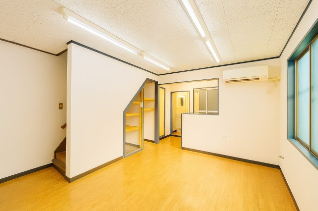 墨田区京島1丁目戸建のキッチン|住まう人の感性に寄り添い、美しさと機能性が調和した寛ぎの空間です。日々の疲れを癒し、心からリラックスできる場所として、暮らしに豊かさと安心感をもたらします。