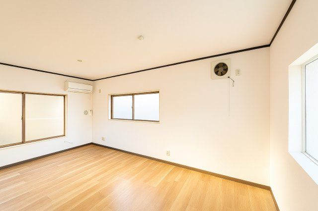 墨田区京島1丁目戸建の洋室|家具のレイアウトも自由自在な洋室は、暮らす人のスタイルに寄り添える柔軟な一部屋。毎日をより快適に、自分らしく過ごせる場所です。丁目