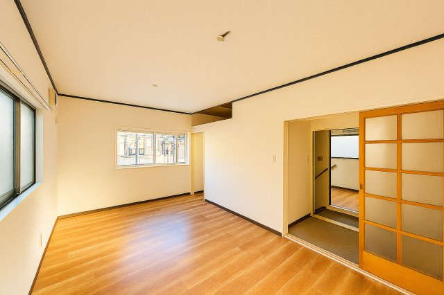 墨田区京島1丁目戸建の洋室|明るさと落ち着きを兼ね備えた洋室。大きな窓から差し込む自然光が、心をやさしく満たしてくれる穏やかなプライベート空間です。