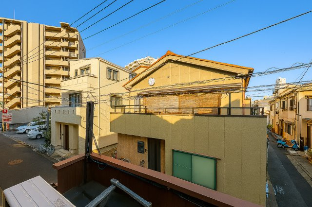 墨田区京島1丁目戸建の展望|窓越しに広がる風景が、暮らしのリズムに優しく寄り添います。空の移ろい、そよぐ風、遠くの街灯りが日常に静かな豊かさと安らぎをもたらしてくれます。