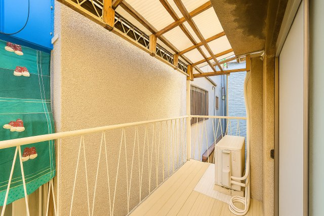 墨田区京島1丁目戸建のバルコニー|空と風を身近に感じられる開放的なバルコニーで、心も体もリフレッシュできる心地よいひとときを。