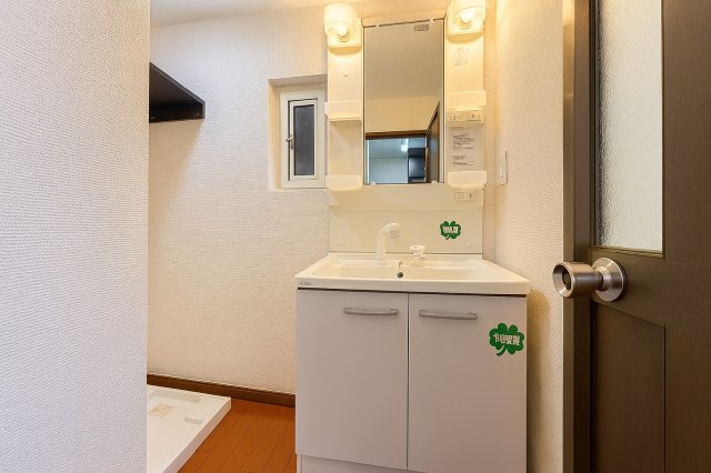 墨田区京島1丁目戸建の独立洗面台|清潔感と機能性を兼ね備えた洗面台で、家族の朝をスマートにサポート。