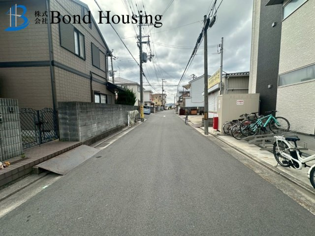 積水ハウス施工の注文住宅　北王子町　中古戸建の前面道路含む現地写真