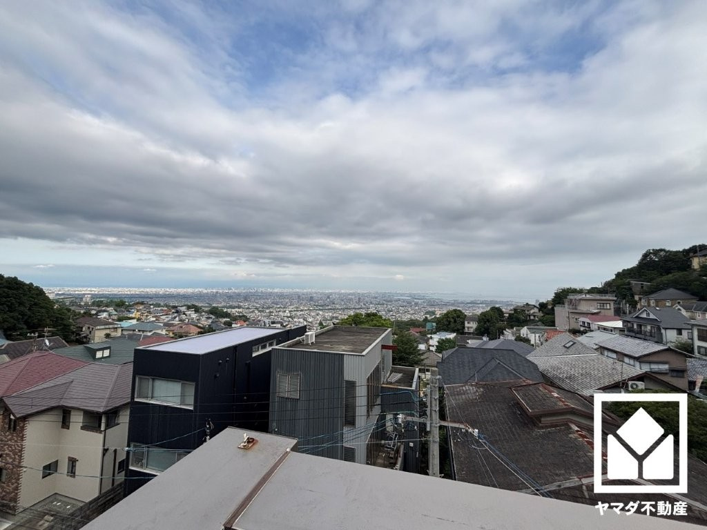 西宮市苦楽園四番町の展望|南東向きルーフバルコニーからの眺望です。六甲山ふもとの高台につき前面に視界を遮る高い建物がなく、大阪湾まで望める見晴らしの良い景色が広がります。