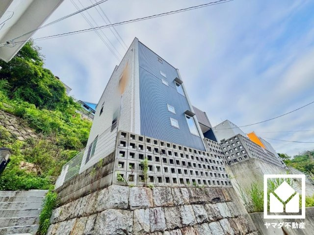 西宮市苦楽園四番町の外観|床暖房付きで、寒い冬でも足元ポカポカ。ホコリを巻き上げないのでお子様のいるご家庭にもおすすめです。エアコンの風が苦手な方も快適にお住まいいただけます。