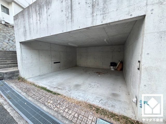 西宮市苦楽園四番町の駐車場|堀込車庫を並列2台分設置。重い荷物や雨の日の移動もスムーズで、快適なカーライフを実現。来客時にも便利です。