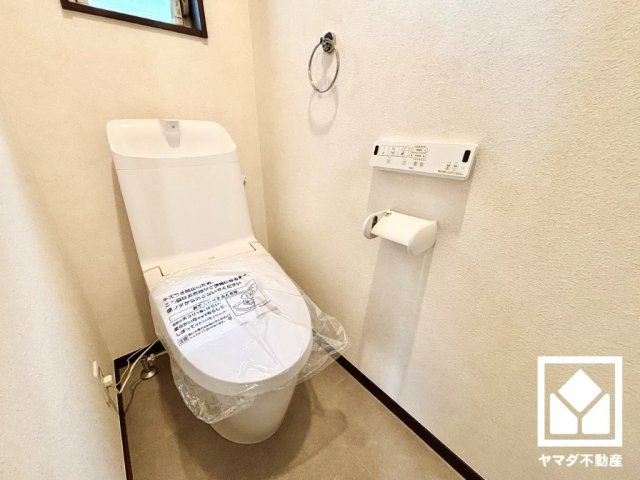 西宮市苦楽園四番町のトイレ|明るく清潔感溢れるトイレです。1階・2階の2か所に設置されているので、朝の忙しい時間帯も混雑を避けやすい間取りです。