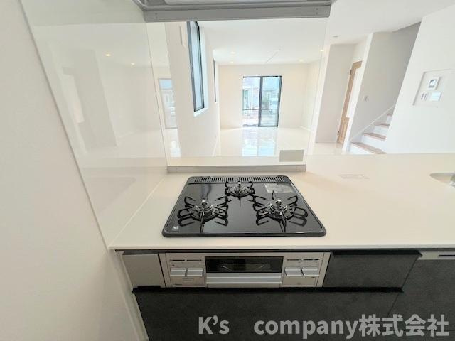 茅ヶ崎市東海岸南3丁目　新築戸建　1号棟のキッチン|三口ガスコンロでお料理の幅が広がります♪