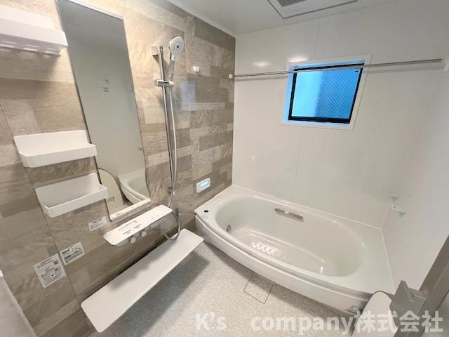 茅ヶ崎市東海岸南3丁目　新築戸建　1号棟の浴室|アクセントパネルが優しい色合いで心地の良い空間◇