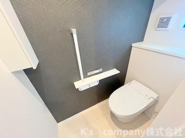 茅ヶ崎市東海岸南3丁目　新築戸建　1号棟のトイレ|アクセントパネルがおしゃれな印象のトイレ◇