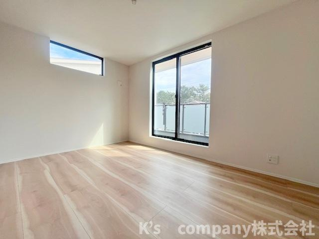 茅ヶ崎市東海岸南3丁目　新築戸建　1号棟の寝室|洋室7帖◇バルコニーに出入りができるお部屋で、主寝室におすすめです◇