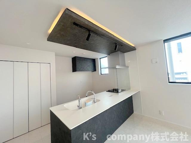 茅ヶ崎市東海岸南3丁目　新築戸建　1号棟のキッチン|カウンタ―キッチン☆リビングにいるご家族を感じながらお料理ができます◇