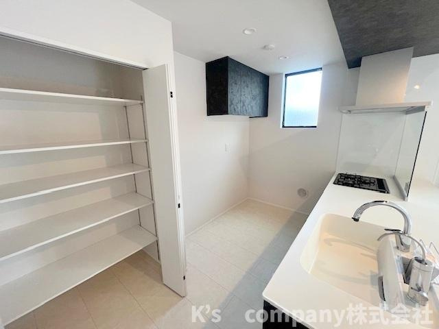 茅ヶ崎市東海岸南3丁目　新築戸建　1号棟のキッチン|キッチンの背面には収納力のある仕切り棚付きのパントリー♪