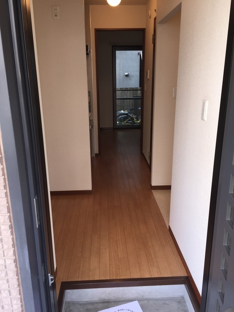 スカイハイツⅠの玄関|明るい玄関！