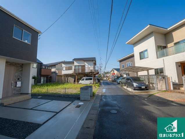 ★1(土)2(日)現地見学可能！★相楽郡精華町菱田西川原　ラスト1邸の前面道路含む現地写真|周辺は閑静な住宅街！前面道路広々で車の出し入れも便利です。駐車が苦手な方でも安心して車庫入れできます！