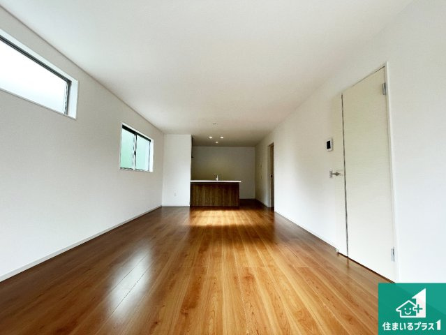 ★1(土)2(日)現地見学可能！★相楽郡精華町菱田西川原　ラスト1邸の居間・リビング|シンプルなリビングは、観葉植物等のインテリアを楽しめますね！パパ好みにも、ママ好みにも家具次第で雰囲気を変えることができます！