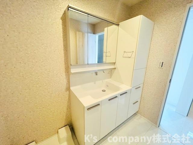 茅ヶ崎市東海岸南3丁目　新築戸建　2号棟の独立洗面台|三面鏡の内側には小物収納が充実しています◇