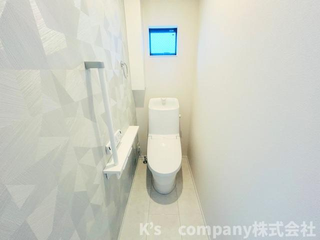 茅ヶ崎市東海岸南3丁目　新築戸建　2号棟のトイレ|アクセントパネルがおしゃれな印象のトイレ◇