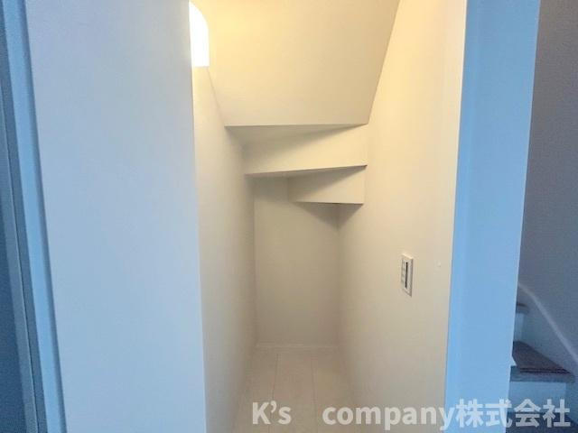 茅ヶ崎市東海岸南3丁目　新築戸建　2号棟の収納|階段下収納スペース◇