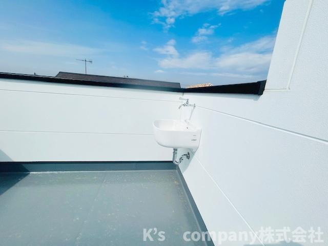 茅ヶ崎市東海岸南3丁目　新築戸建　2号棟のバルコニー|ルーフバルコニーでは夏の時期にお子様のプールを設置したり、ご家族でBBQを楽しむことができます◇