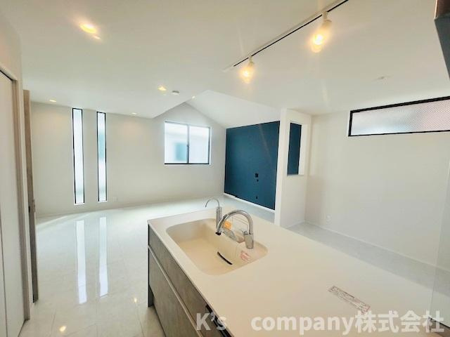 茅ヶ崎市東海岸南3丁目　新築戸建　2号棟の居間・リビング|リビングにいるご家族を感じながら家事ができます◇