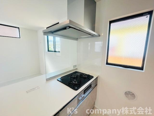 茅ヶ崎市東海岸南3丁目　新築戸建　2号棟のキッチン|三口ガスコンロでお料理の幅が広がります♪