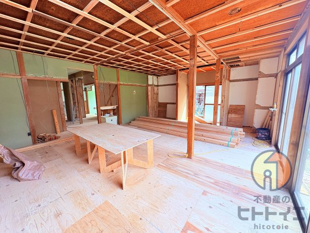 中古住宅)八女市酒井田の居間・リビング|※リノベーション途中の写真です