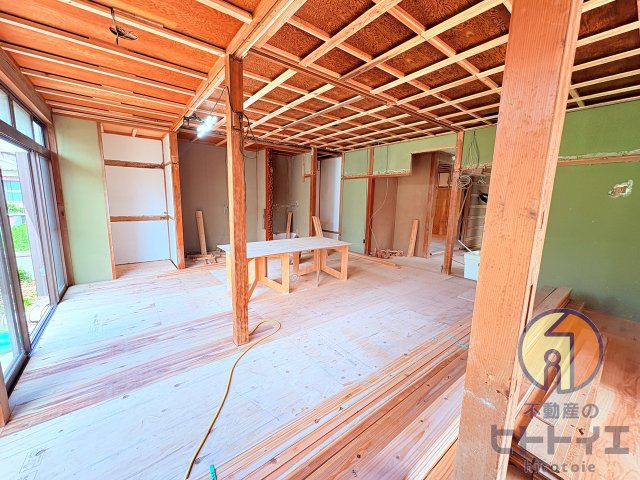 中古住宅)八女市酒井田の居間・リビング|※リノベーション途中の写真です