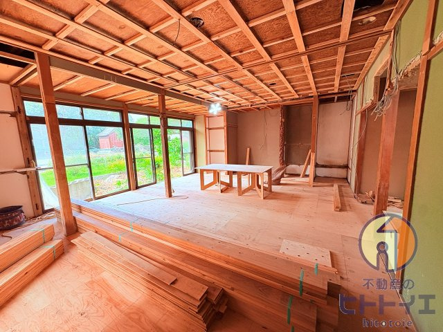 中古住宅)八女市酒井田の居間・リビング|※リノベーション途中の写真です