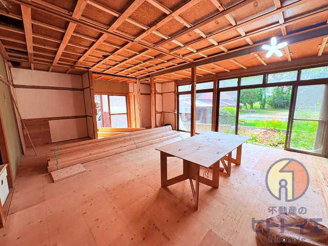 中古住宅)八女市酒井田の居間・リビング|※リノベーション途中の写真です