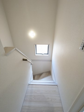 笠間市岩間駅西　第３の内装|手摺があるので、転倒・転落防止に繋がり・・階段手摺があることでどの世代でも安心して階段を歩行出来ます～！！