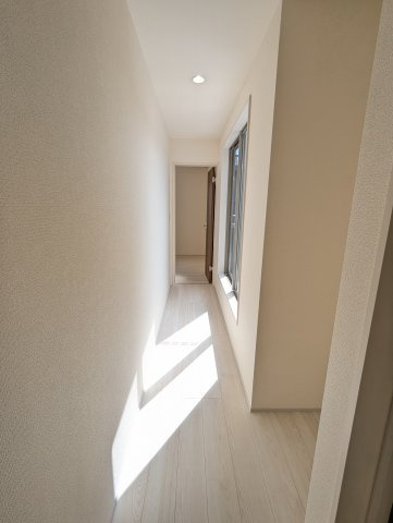 笠間市岩間駅西　第３の内装|バルコニーに面した明るく開放感のあるホールスペースです