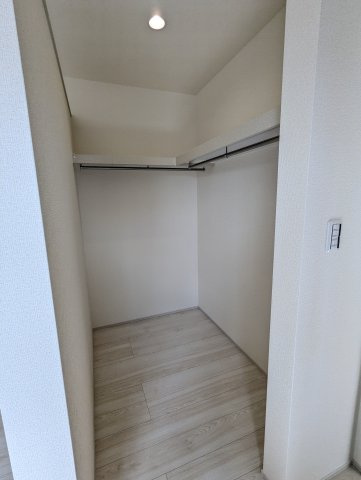 笠間市岩間駅西　第３の収納|ウォークインクローゼットには衣類だけでなく、趣味のグッズもたっぷり収納できます