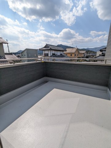 笠間市岩間駅西　第３のバルコニー|暖かな日差しのふりそそぐ広々ルーフバルコニー、たくさんの洗濯物が干せます～