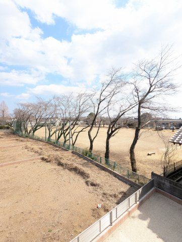 笠間市岩間駅西　第３の展望|目の前に小学校があり、広々としております。
