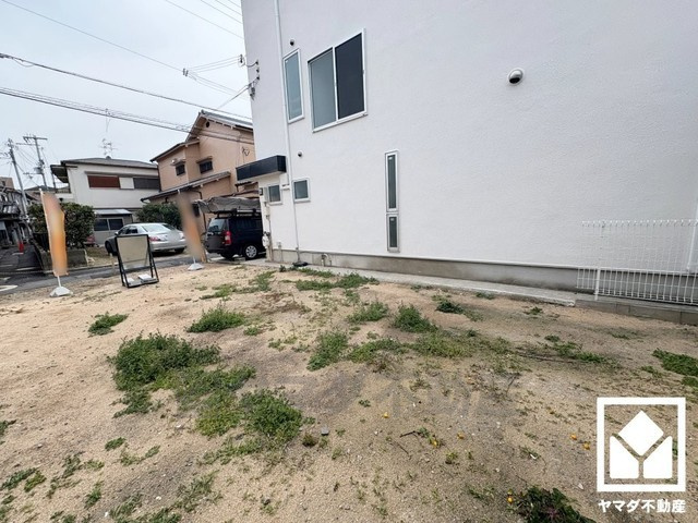 西宮市鳴尾町2丁目の外観|周囲にはすでに建物が建っていますので、実際の採光状況や窓の位置なども事前にご確認いただけます。