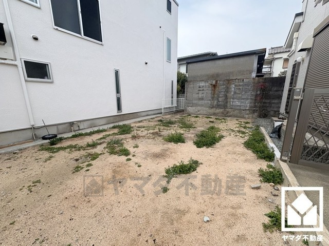 西宮市鳴尾町2丁目の外観|参考プランは3階建て1SSLDK（納戸は居室利用可）。インナーガレージ付き。システムキッチン、ウォシュレット、浴室暖房乾燥機、全居室ペアガラス、食器洗い洗浄機などの設備込みで建物1699万円となります