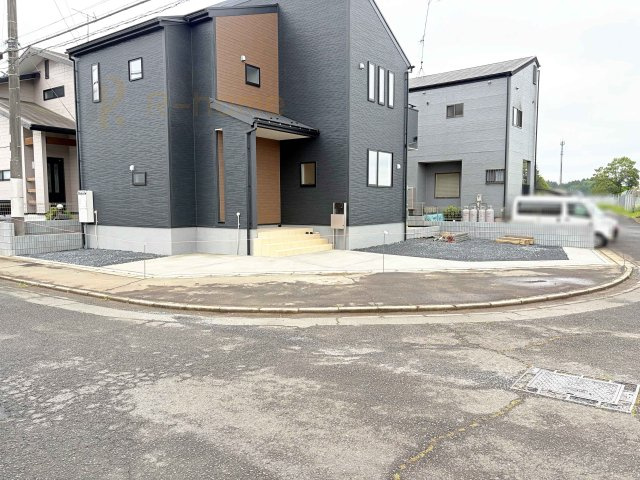 小美玉市清風台団地6期　新築戸建て　1号棟の駐車場|カースペースは3台完備。ゲスト用のスペースも確保できますね♪