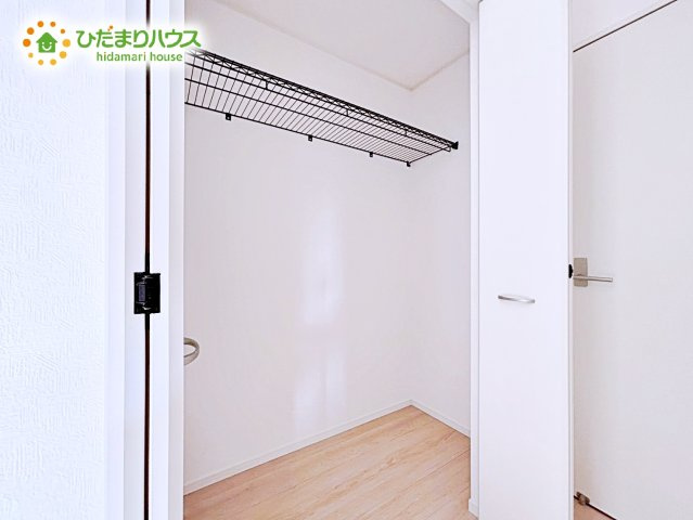 【収納】 | 水戸市河和田町第3　新築戸建　19号棟 | 大容量のクローゼット！ハンガーパイプ付き。
洋服をかけて収納すれば、「何を持っているか」忘れることもありません！