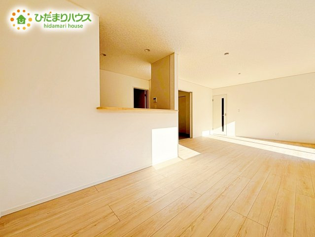 【居間・リビング】 | 水戸市河和田町第3　新築戸建　19号棟 | 日当たりの良い南の窓に沿ってレイアウトされたLDK。キッチンに立っていても、外の景色が楽しめるため、晴れやかな気分で過ごせます。