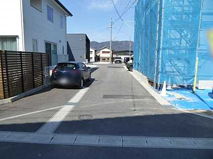 広島市安佐北区深川7丁目　新築一戸建て(全5棟)の前面道路含む現地写真