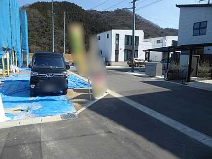広島市安佐北区深川7丁目　新築一戸建て(全5棟)の前面道路含む現地写真