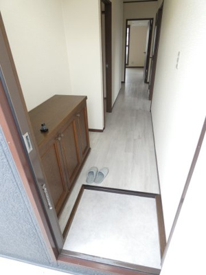 【玄関】 | グランデュール瀬戸岡 | シューズボックスのある玄関です