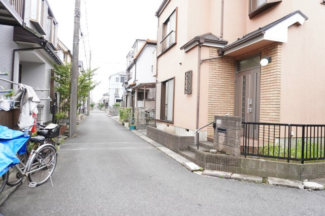 越谷市大字恩間 中古戸建の前面道路含む現地写真
