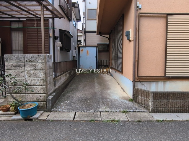 越谷市大字恩間 中古戸建の駐車場