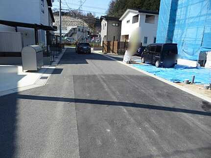 広島市安佐北区深川7丁目　新築一戸建て(全5棟)の前面道路含む現地写真