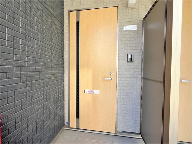 横浜市戸塚区汲沢１丁目のアパートのエントランス