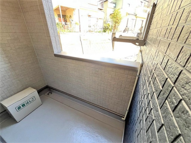 横浜市戸塚区汲沢１丁目のアパートのバルコニー