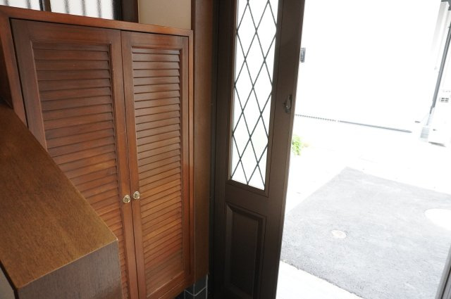 草加市八幡町 中古戸建の玄関