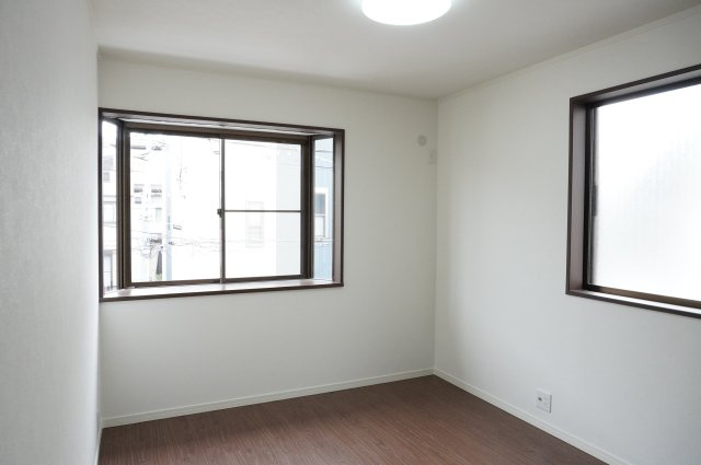 草加市八幡町 中古戸建の洋室|5帖（南西側）
